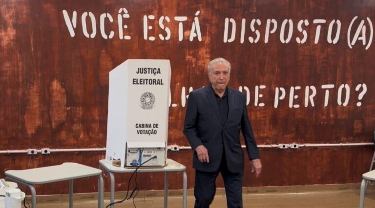 Michel Temer vota em São Paulo e pede pacificação do país