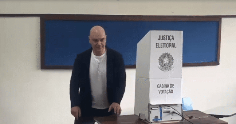 Ministro Alexandre de Moraes vota no segundo turno das eleições em São Paulo