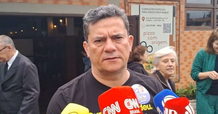 Sergio Moro vota no segundo turno em Curitiba e apoia Flávio Bolsonaro