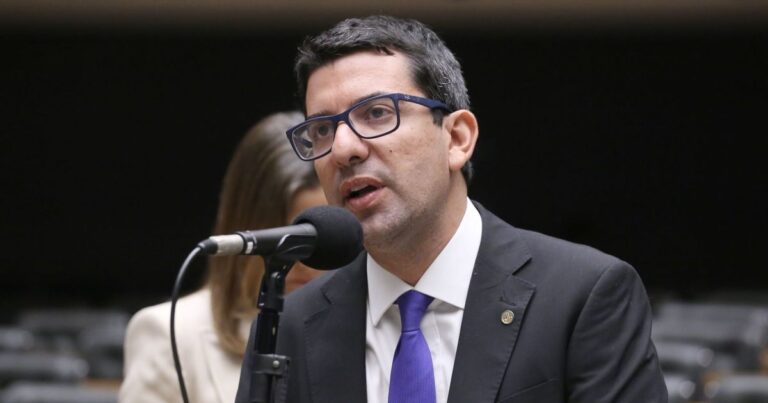 PF cumpre mandados contra deputado reeleito em operação sobre contratos de R$ 200 milhões
