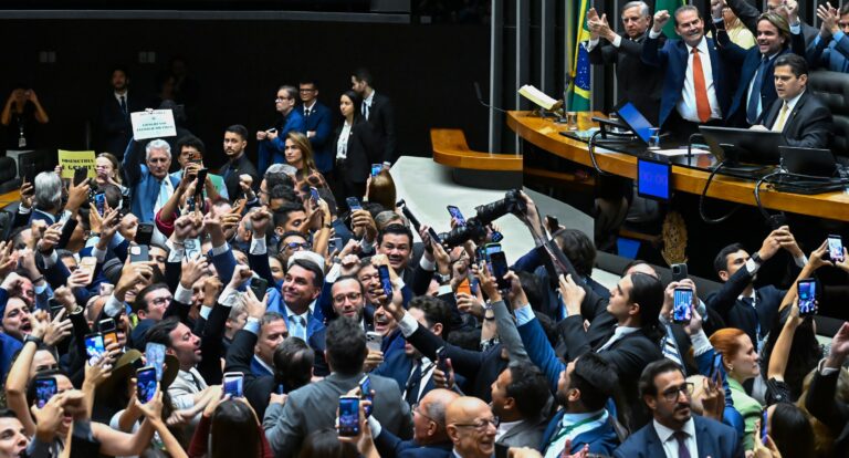 Brasil define hoje os 54 senadores em eleição considerada decisiva para democracia