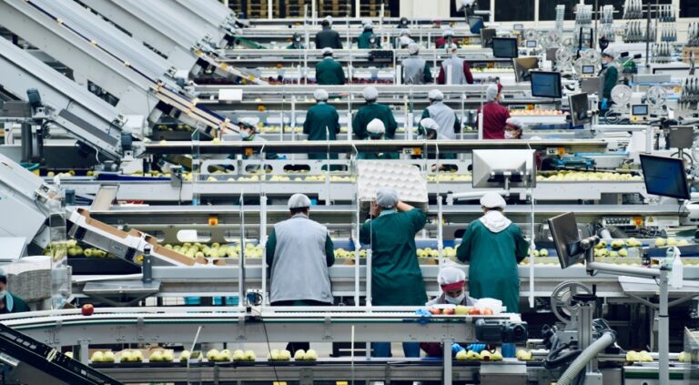 Produção industrial recua 0,6% em agosto e aumenta risco de PIB negativo