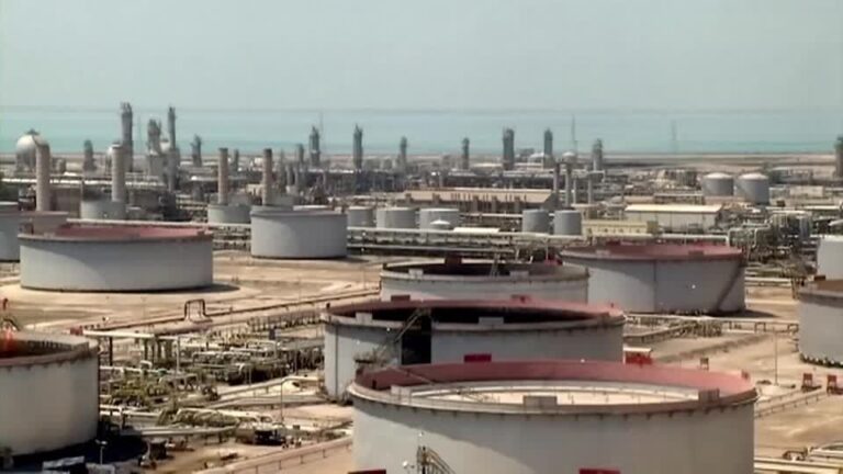 Ataques houthis na Arábia Saudita elevam petróleo acima de US$ 100