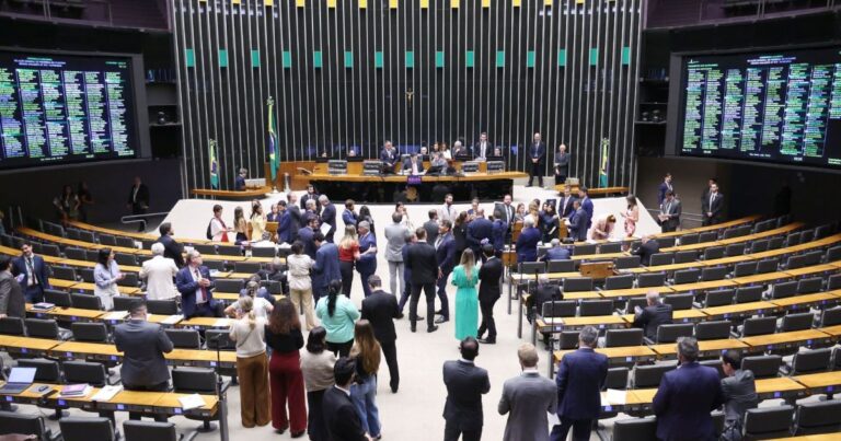 UnB aponta queda de 54% no número de partidos concorrendo ao Congresso desde 2018