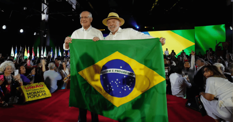 TSE ordena remoção de posts que afirmam que Lula jogou bandeira no chão