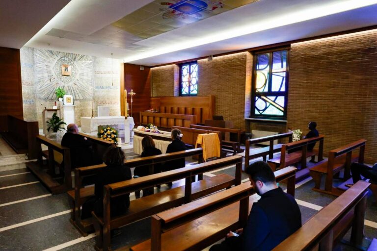 João Paulo II moderniza comunicação da Igreja e canoniza 482 santos em 27 anos