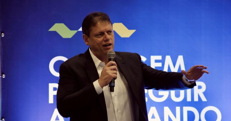 Tarcísio afirma que orientou Flávio a permanecer no Brasil após eleição