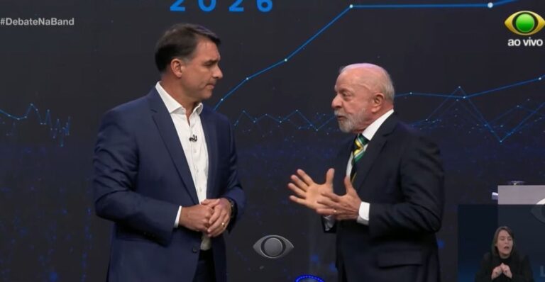 Campanha de Flávio Bolsonaro apresenta lista de sigilos para Lula protocolar no TSE