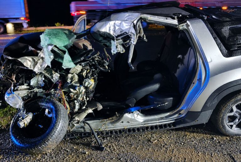 Motorista morre em acidente entre carro e caminhão na BR-476