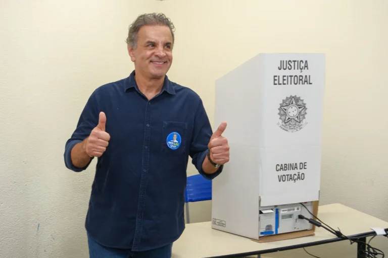 Aécio Neves vota em Belo Horizonte e diz estar otimista com resultado