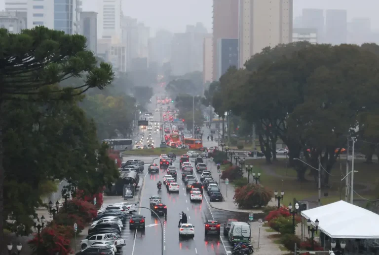 Inmet coloca 260 cidades do Paraná em alerta laranja para tempestades nesta segunda