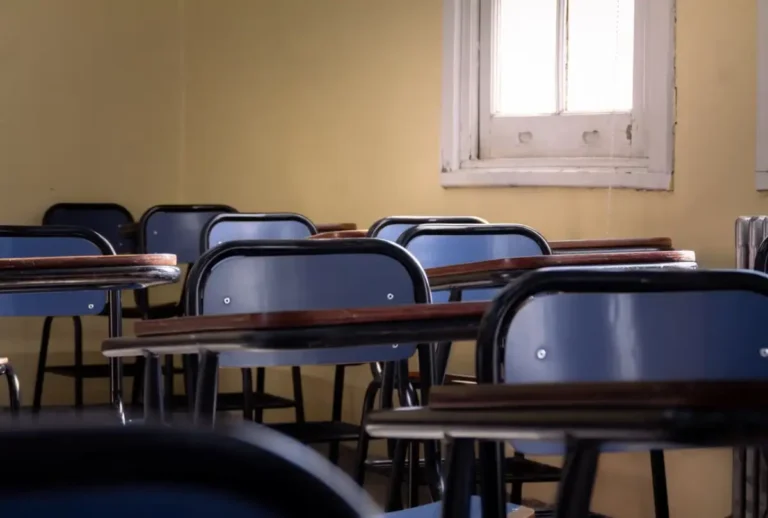 Aluno de 14 anos atira contra diretor e professora em escola francesa
