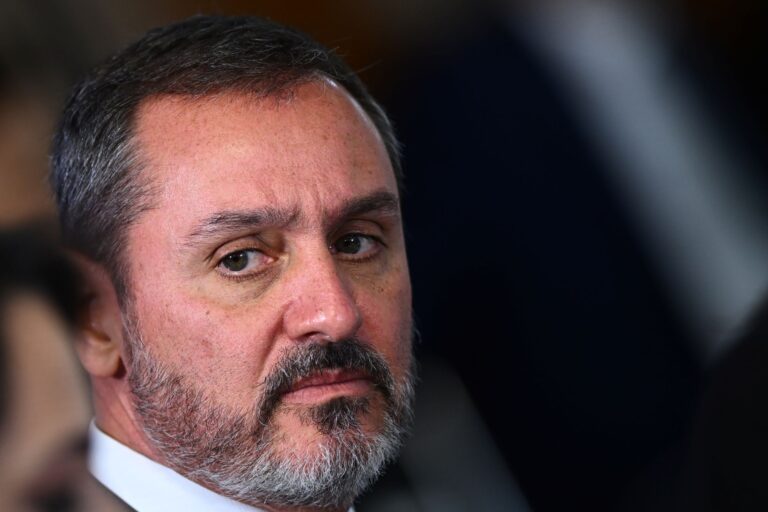 Flávio Bolsonaro apresenta notícia-crime contra diretor-geral da PF