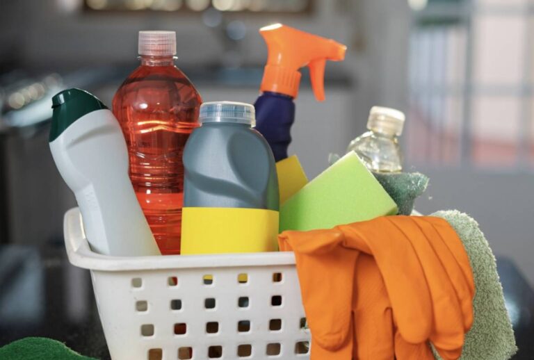 Anvisa proíbe produtos de limpeza de duas marcas em todo o Brasil