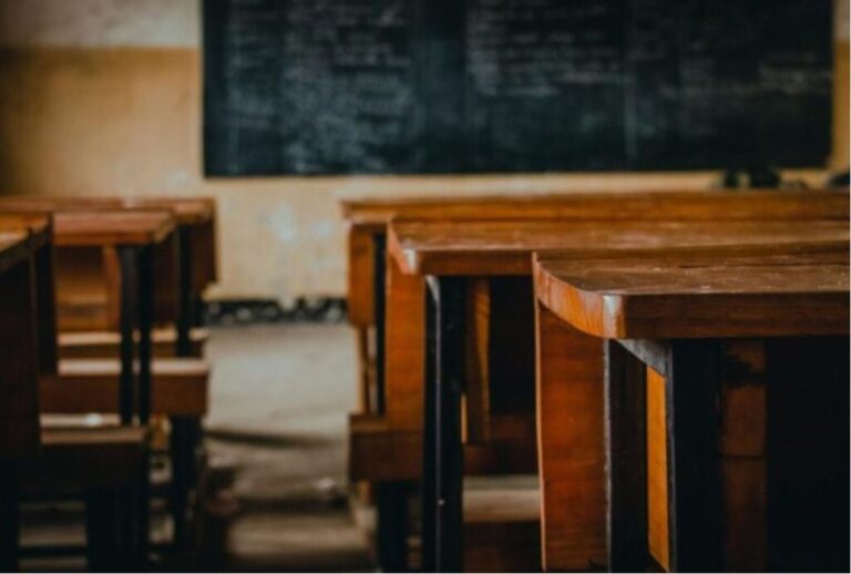 Adolescente mata zeladora em ataque com faca em escola da Polônia