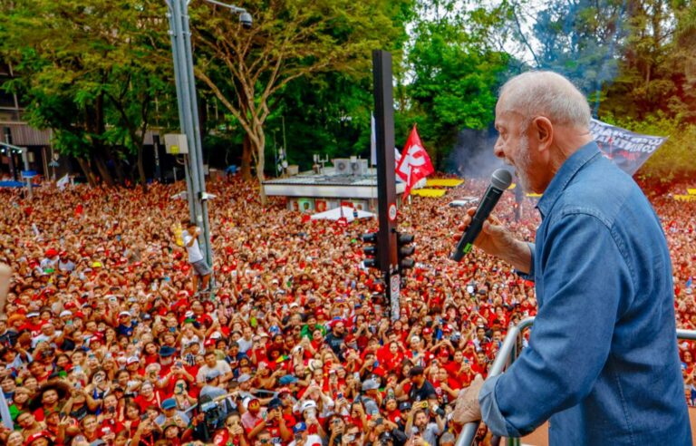 TSE manda Flávio remover vídeo que associa ato pró-Lula ao uso de droga