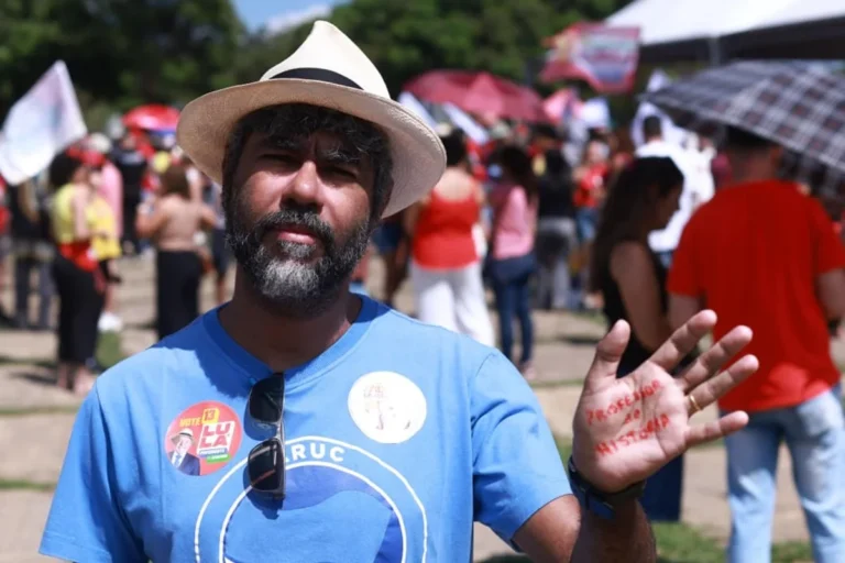 Professores da rede pública do DF pedem diálogo com governo na Praça do Buriti