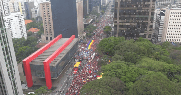 Lula participa de marcha na Paulista e defende fim da escala 6x1