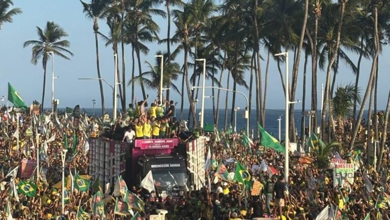 Flávio Bolsonaro promete governar para todos se eleito e ajudar a Bahia