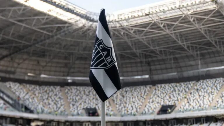 Atlético-MG enfrenta Bragantino com dez desfalques em jogo atrasado do Brasileiro