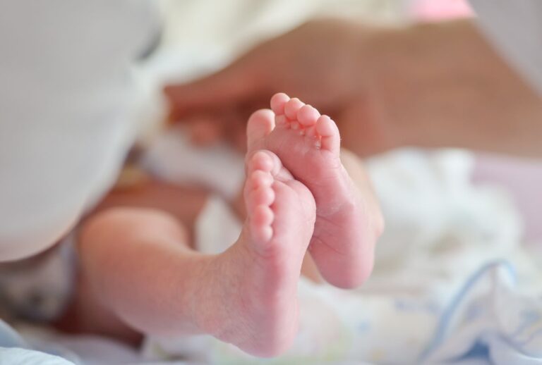 Pais são presos após matar bebê de 23 dias com 24 facadas na Paraíba