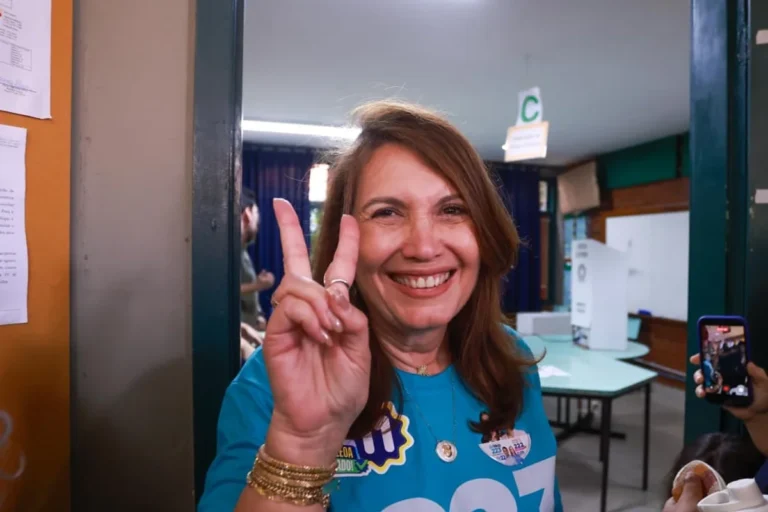 Bia Kicis vota no Distrito Federal e diz estar confiante no resultado