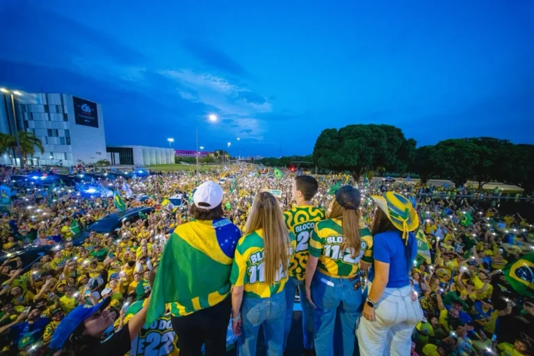 Apoiadores de Flávio Bolsonaro e Celina Leão cantam hino em ato no DF