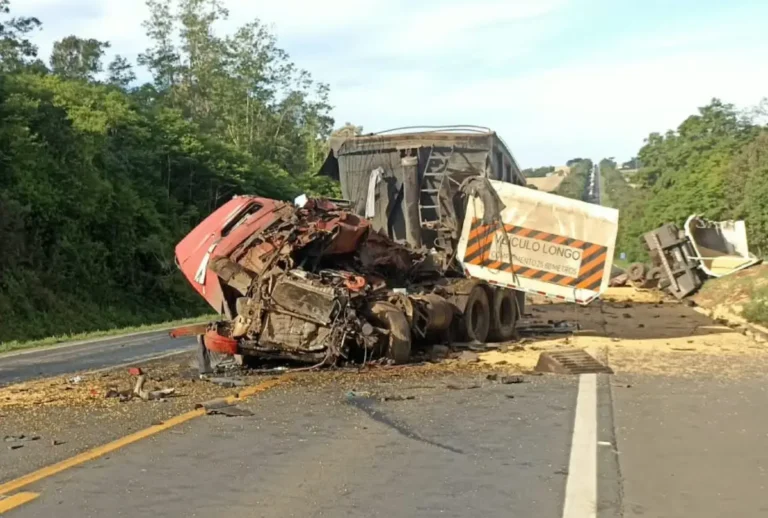 Colisão entre carretas interdita BR-277 no Paraná e deixa um morto