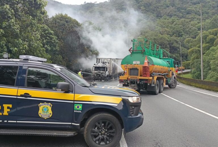 BR-376 é interditada após veículo de carga pegar fogo em Guaratuba