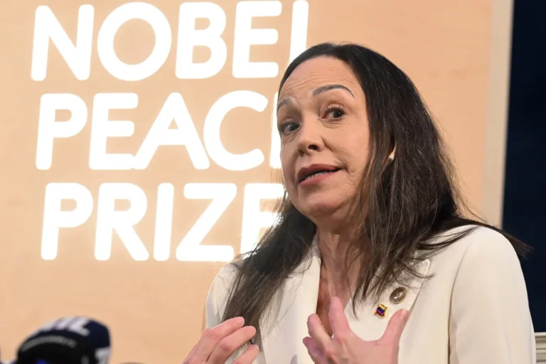 María Corina Machado parabeniza Flávio Bolsonaro pela vitória no primeiro turno