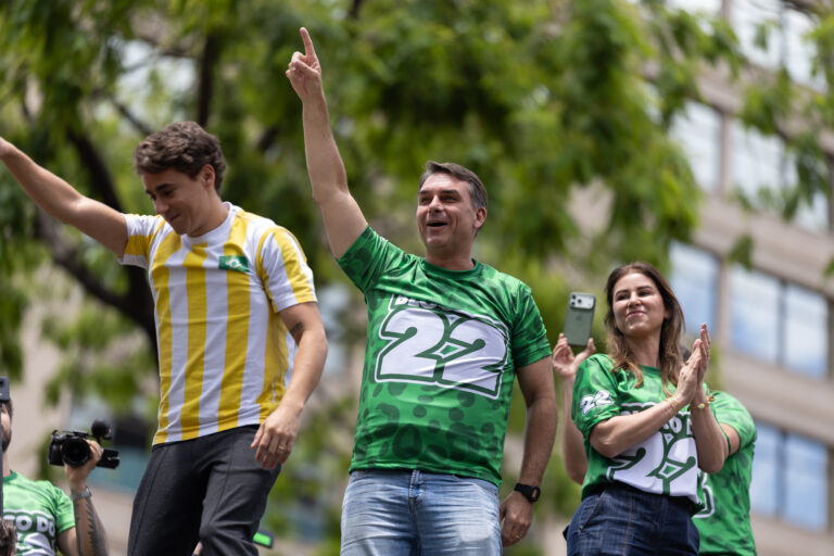 Aliados pedem que Flávio Bolsonaro evite provocações na campanha presidencial