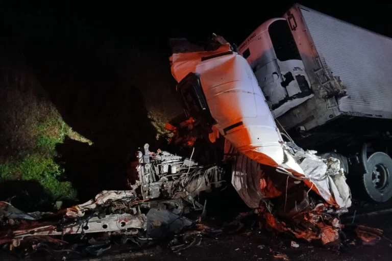 Motorista morre preso às ferragens após colisão entre três caminhões na BR-282 em SC