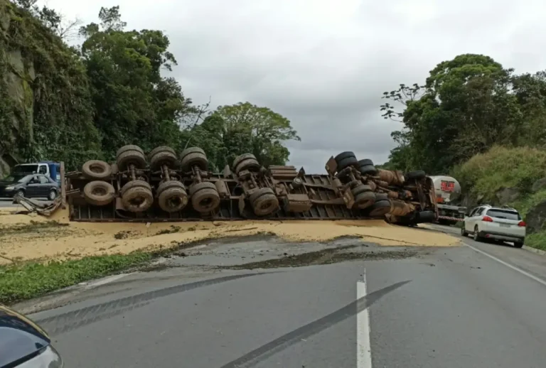 Caminhão carregado com soja tomba na BR-277 e bloqueia pista no Paraná