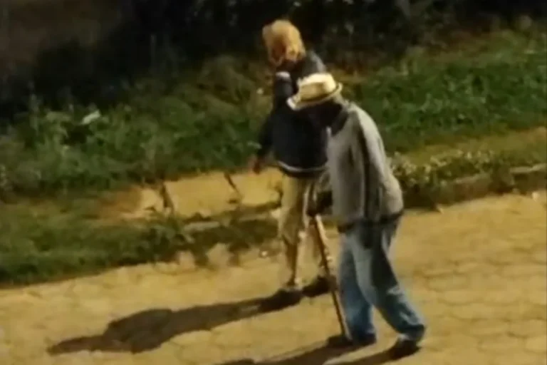 Amigos de Monte Verde viralizam cantando às ruas após 50 anos de parceria