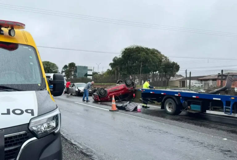 Carro capota após batida na BR-277 em Curitiba e deixa trânsito lento