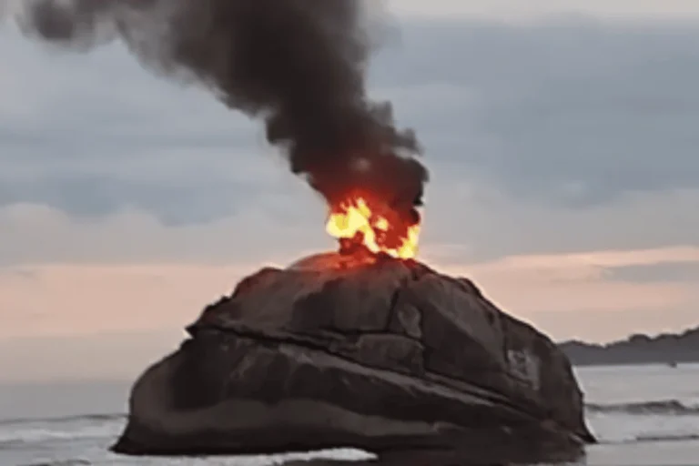 Estátua da Pedra da Feiticeira pega fogo e é destruída em São Vicente