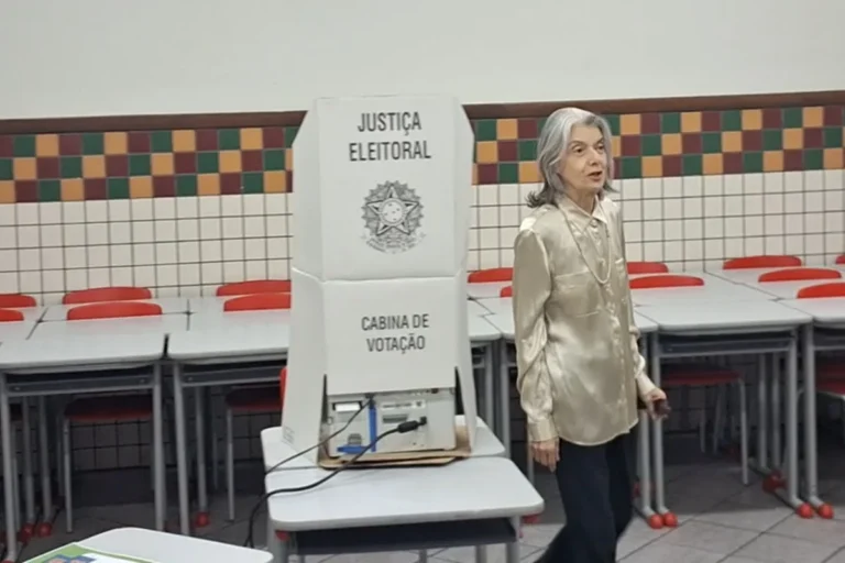 Cármen Lúcia vota em segundo turno e é recebida por eleitores em BH