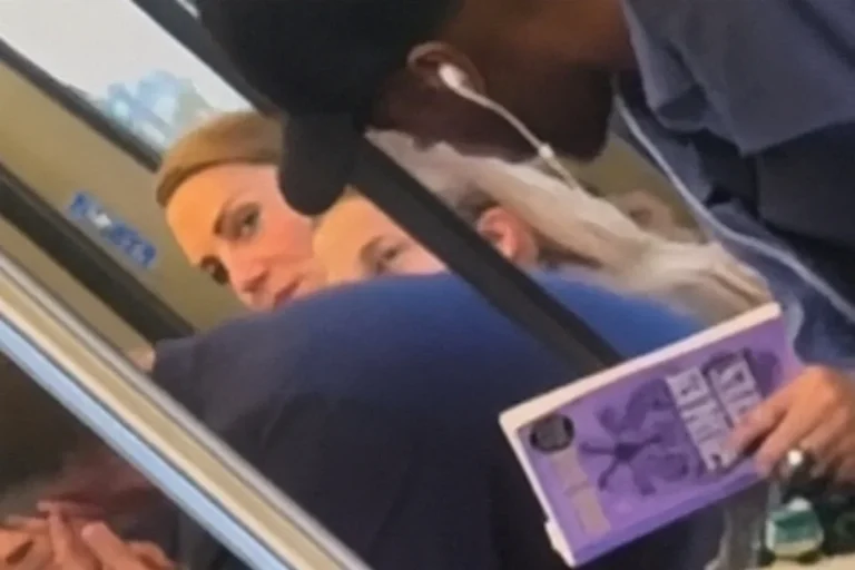 Kate Middleton e princesa Charlotte viajam de metrô em Londres