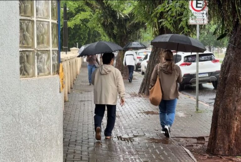 Chuva forte marca primeira votação das eleições no Paraná neste domingo