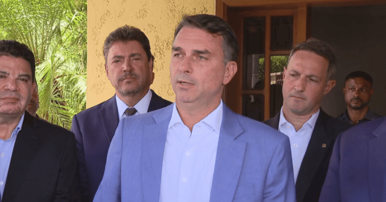 Flávio Bolsonaro promete governo sem militares da ativa no Planalto