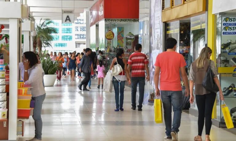 Comércio e serviços perdem fôlego com desaceleração da demanda e juros altos