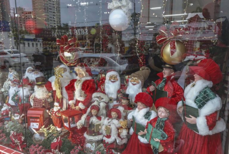 Prefeitura de Curitiba lança concurso de vitrine de Natal para comércios do Centro