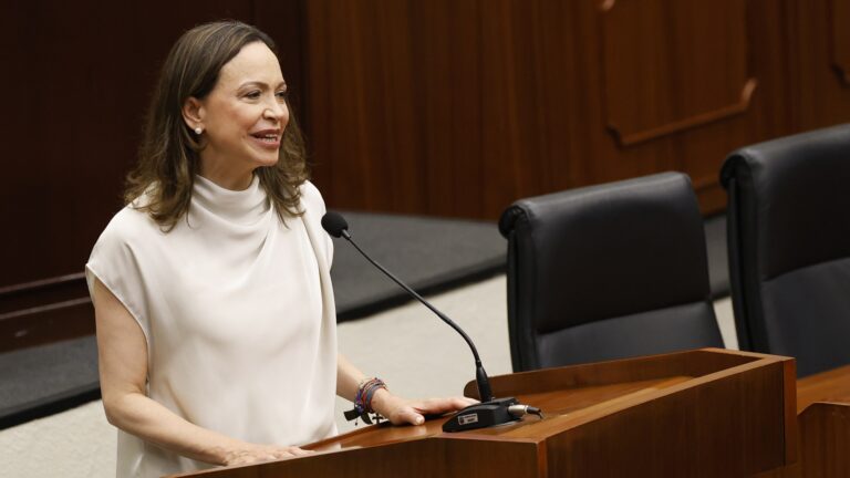 María Corina diz que EUA a excluiu de negociações com chavismo na Venezuela