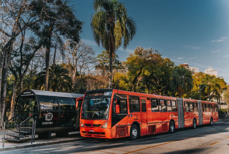 Websérie Curitibus estreia em 5 de novembro e conta história do transporte de Curitiba