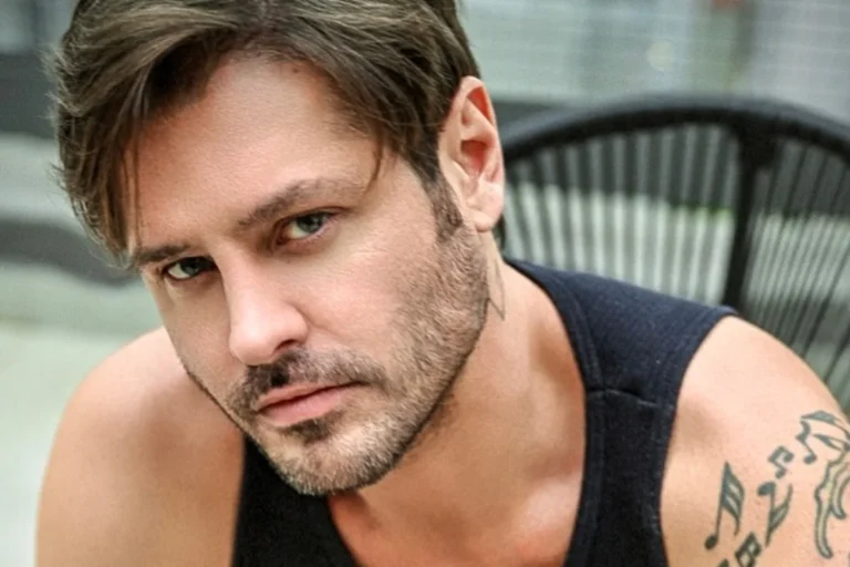 Dado Dolabella faz live vestido de vampiro e viraliza nas redes