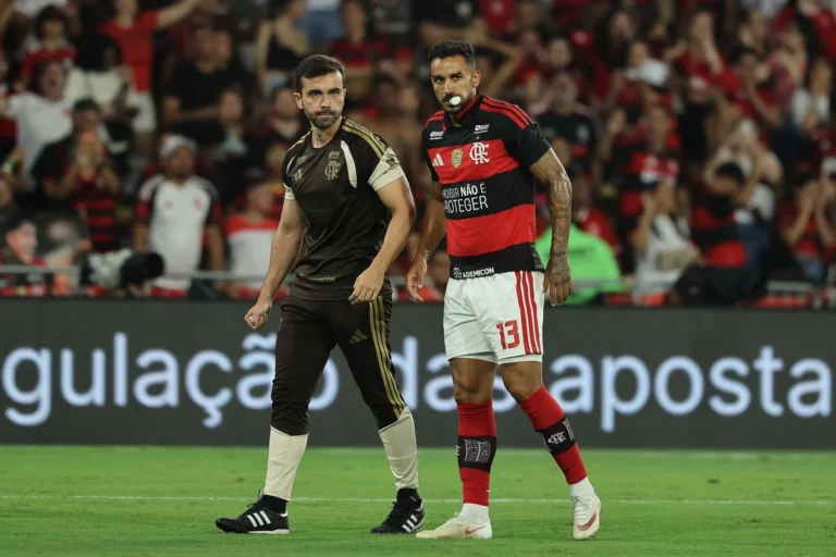 Danilo fratura mandíbula em clássico e passará por cirurgia nesta segunda