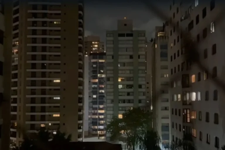 Moradores de São Paulo fazem panelaço durante sabatina de Flávio Bolsonaro na Globo