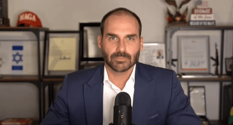 Eduardo Bolsonaro critica decisão de Moraes sobre cumprimento de pena