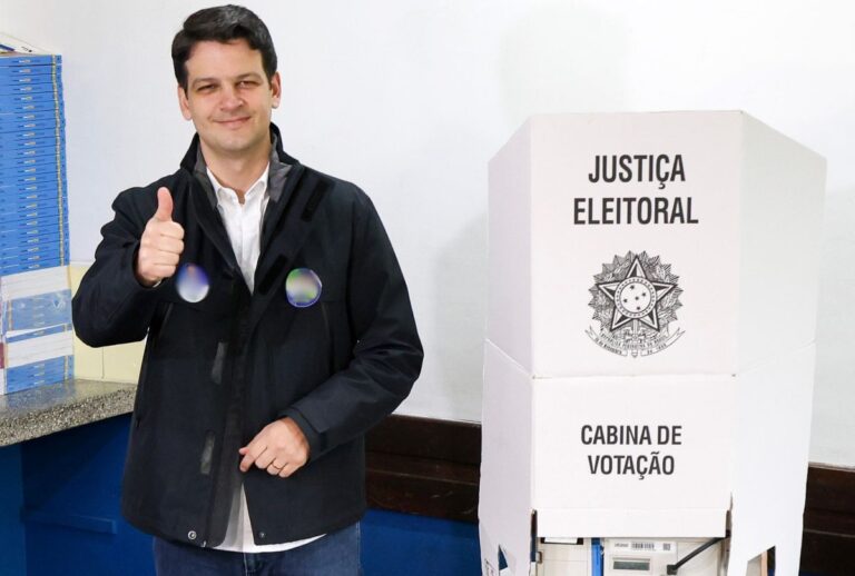 Eduardo Pimentel vota em Curitiba e pede comparecimento às urnas