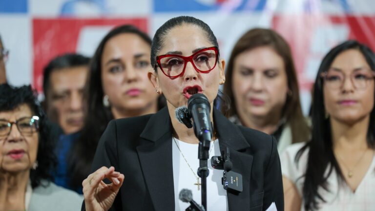 Polícia do Equador prende líder esquerdista Luisa González cinco semanas antes de eleições